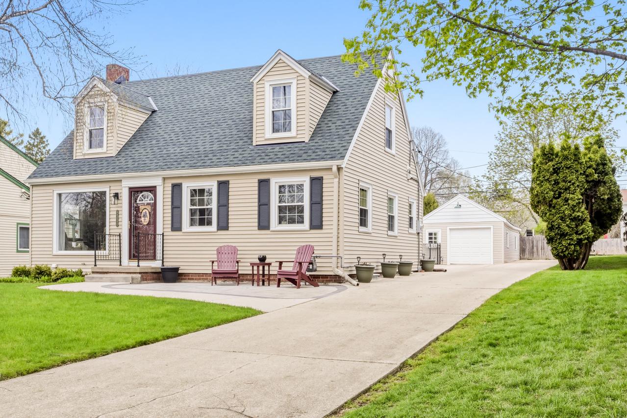 8314 N Regent Rd, Fox Point, WI 53217