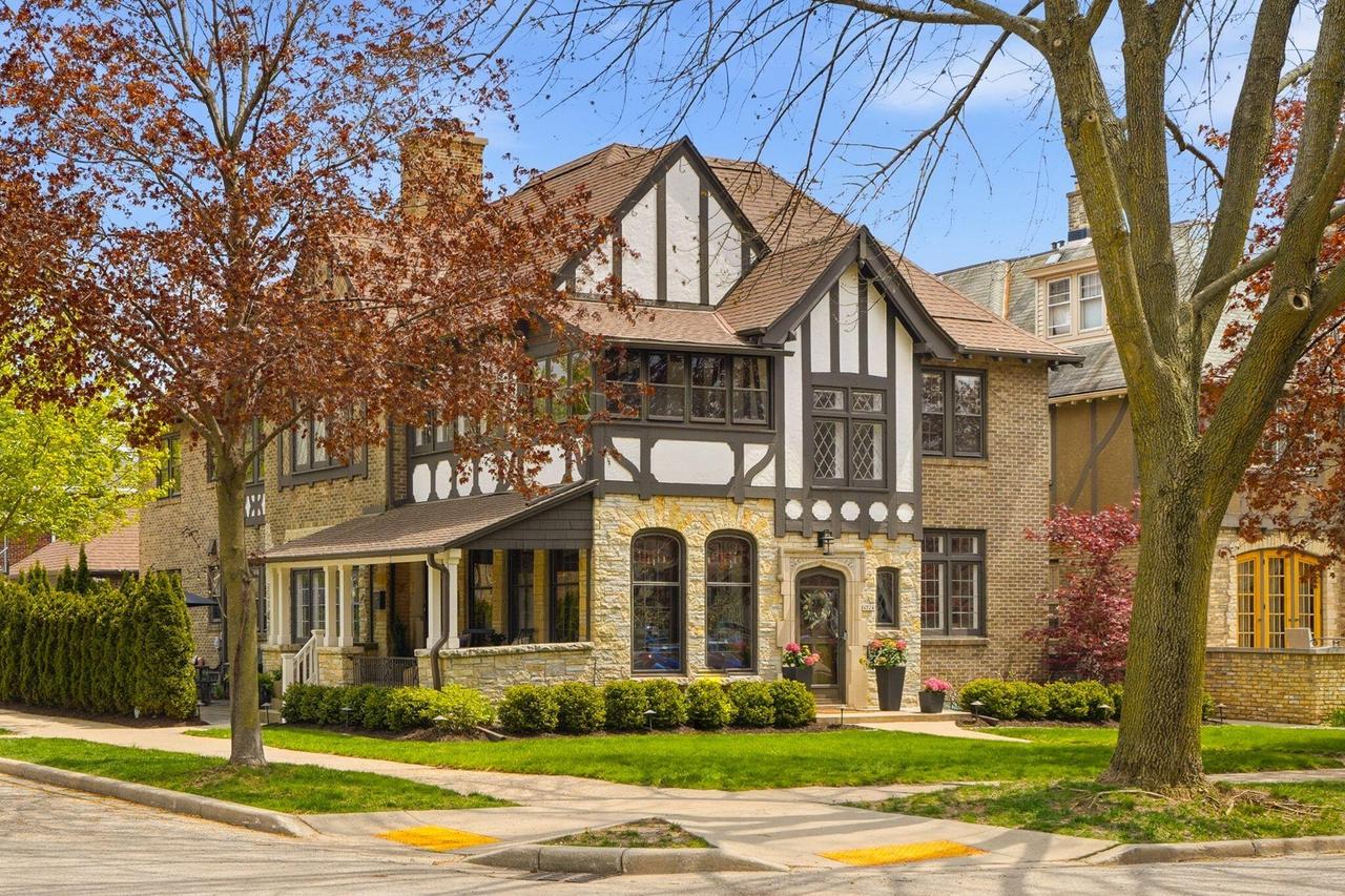 4224 N Farwell Ave, Shorewood, WI 53211