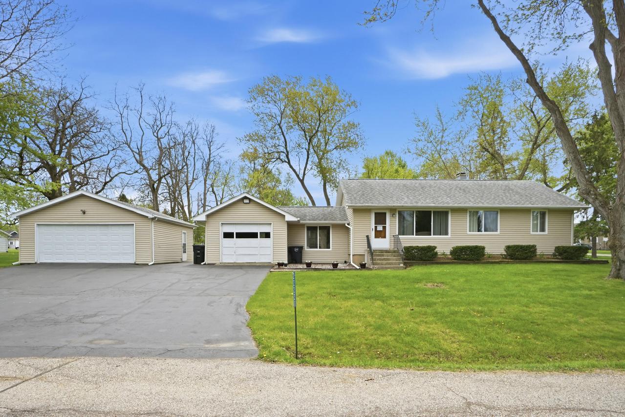 22221 121st St, Salem Lakes, WI 53104