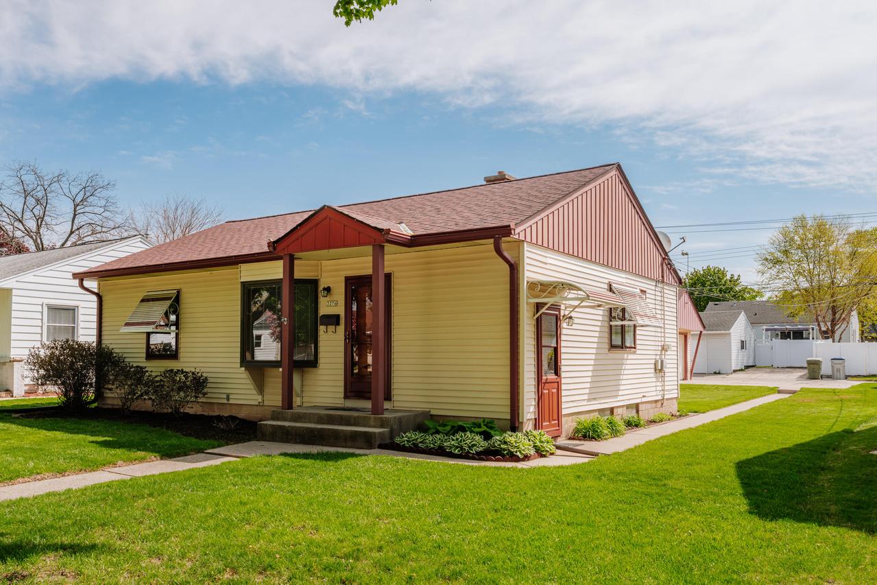 3276 S 69th St, Milwaukee, WI 53219