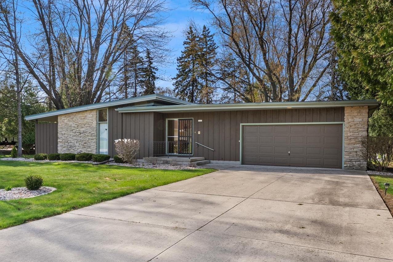 5005 Sunset Rd, Manitowoc, WI 54220