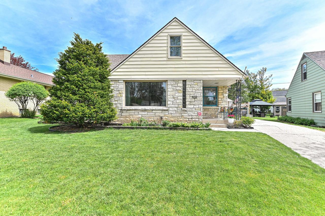 2746 S 77th St, West Allis, WI 53219