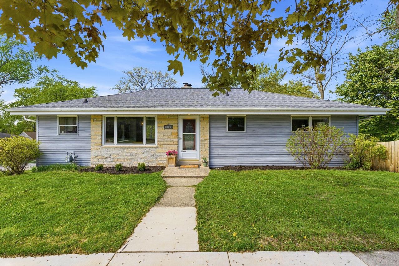 1004 E Newhall Ave, Waukesha, WI 53186