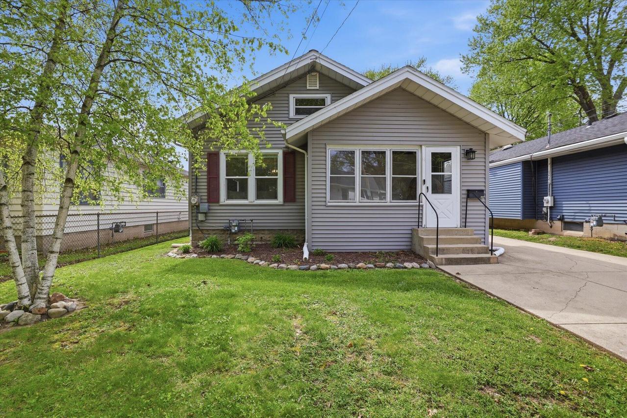 122 Tenny Ave, Waukesha, WI 53186