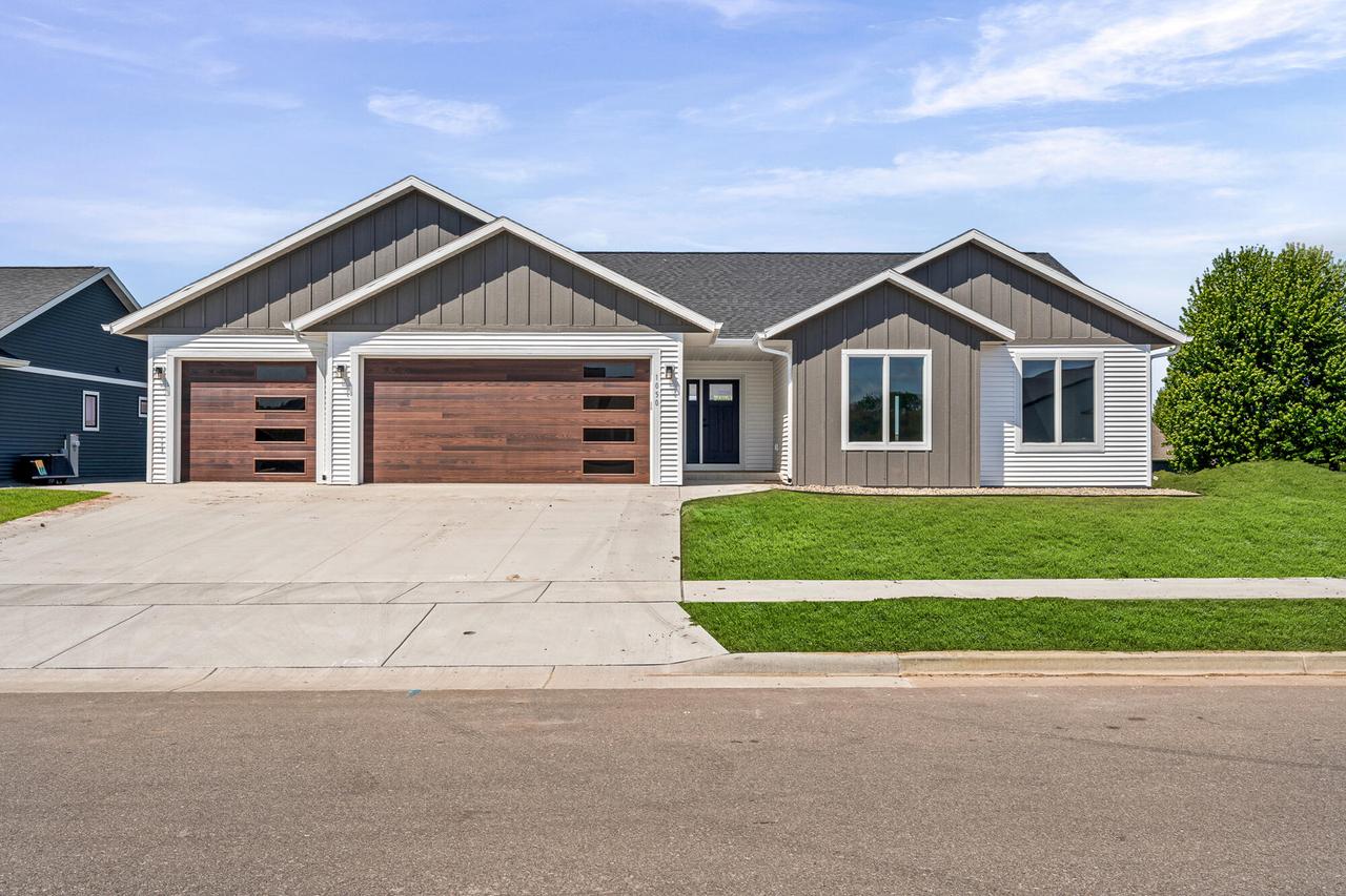 1050 Crockett Dr, Holmen, WI 54636
