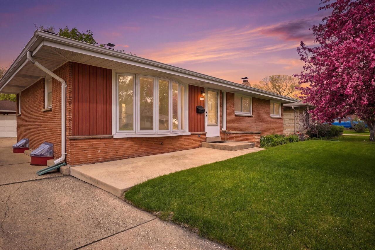 2801 S 72nd St, West Allis, WI 53219