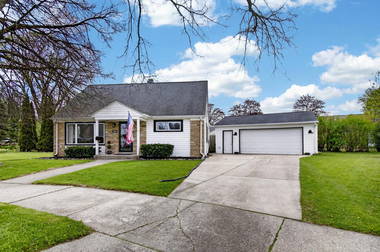 3206 Lakeview Cir., Racine, WI 53402
