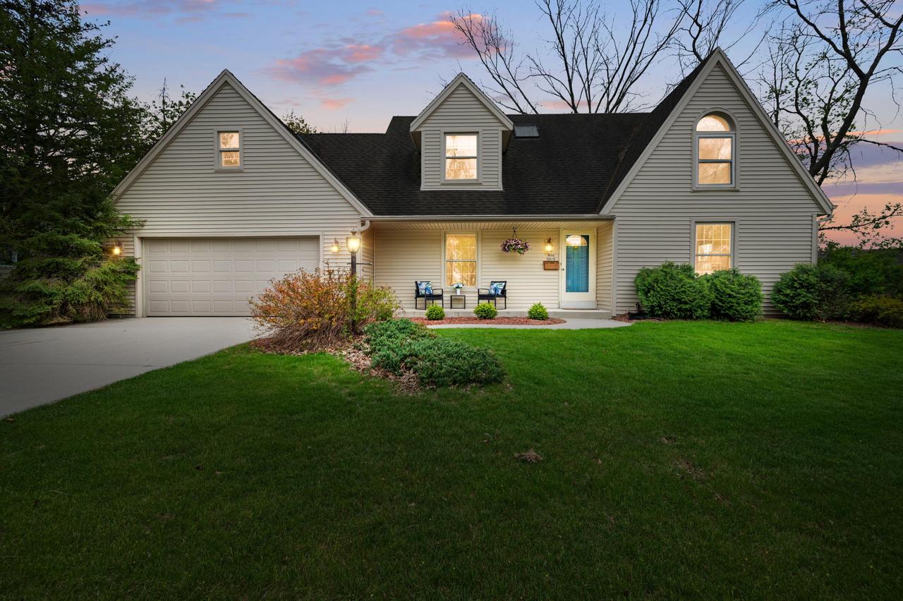 W52N618 Highland Dr, Cedarburg, WI 53012