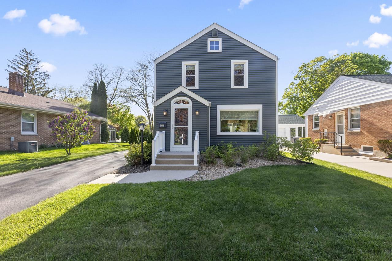 126 N Maple Ter, Oconomowoc, WI 53066