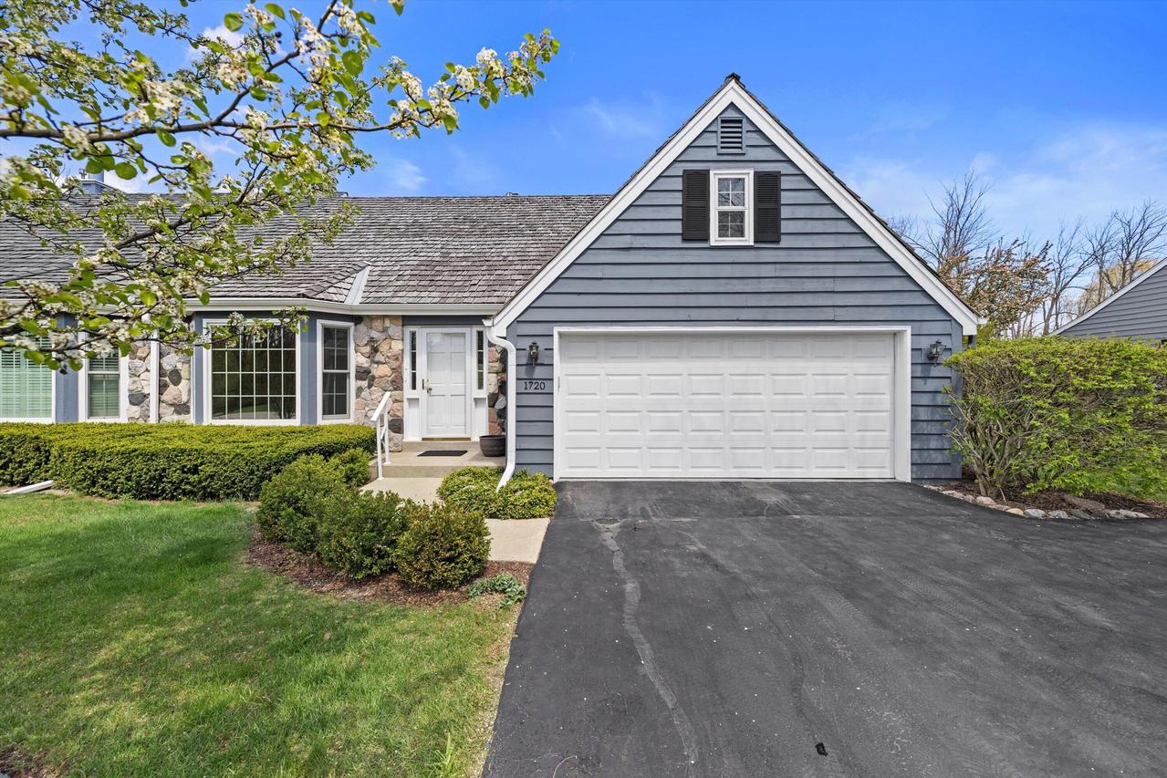 1720 W Bradford Dr, Mequon, WI 53092