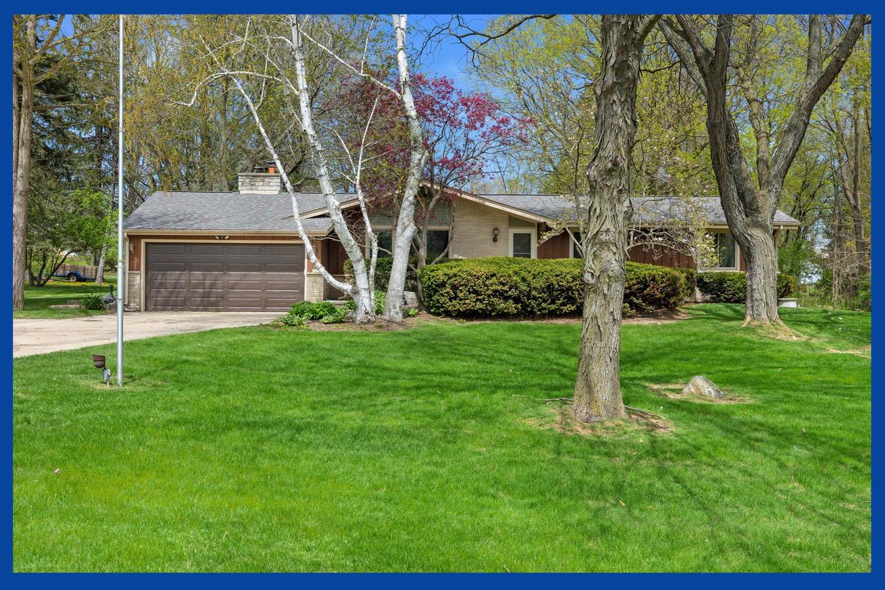 1135 Country Highlands Dr, Richfield, WI 53033
