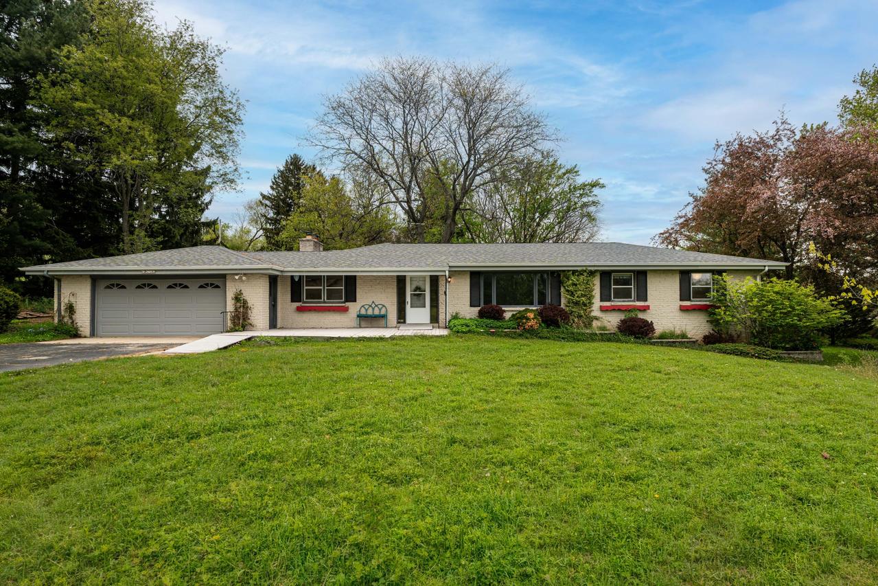 N3W27282 Arrowhead Trl, Pewaukee, WI 53188