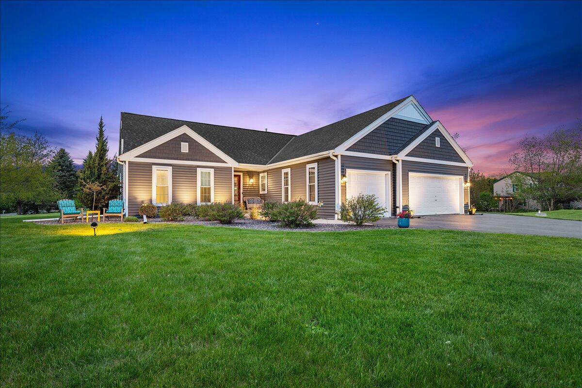 1990 Hummingbird Dr, Jackson, WI 53037