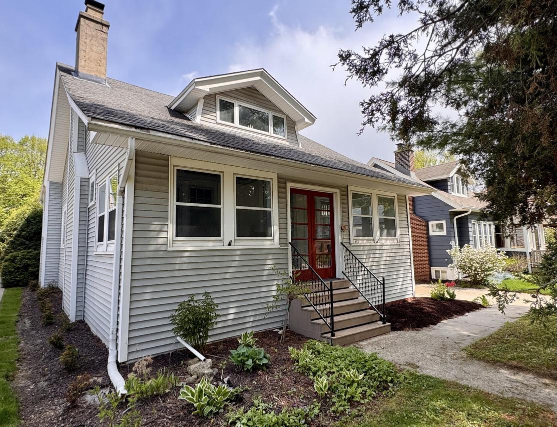 1802 N 72nd St, Wauwatosa, WI 53213