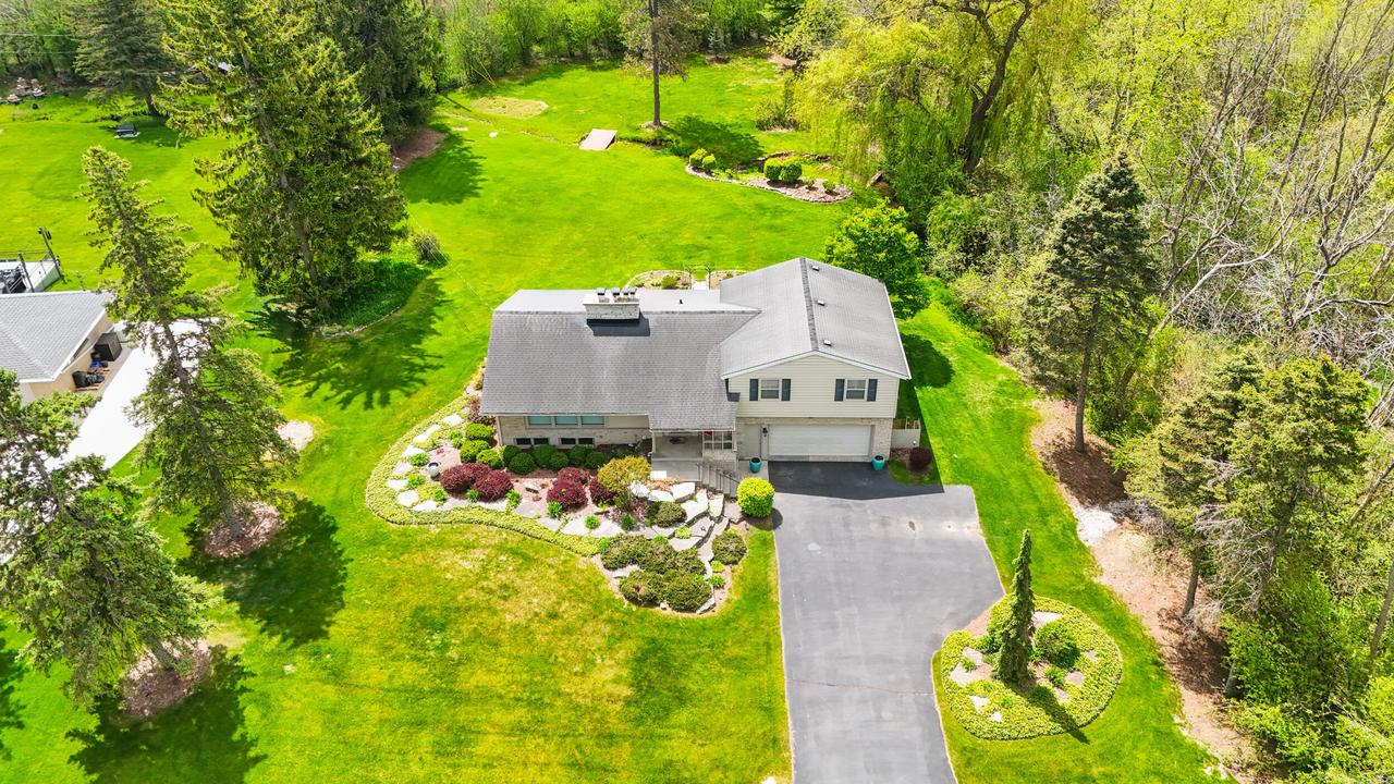 N68W15321 Prudence Dr, Menomonee Falls, WI 53051