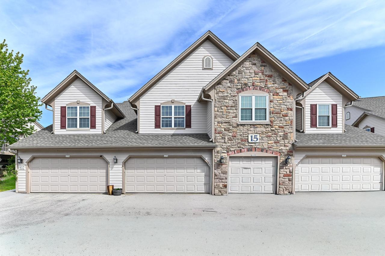 2274 W Vista Bella Dr #101, Oak Creek, WI 53154