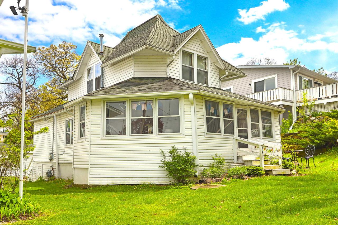 641 Hazel Ct, Fontana, WI 53125