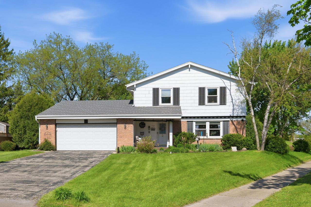 1180 Dorchester Dr, Oconomowoc, WI 53066