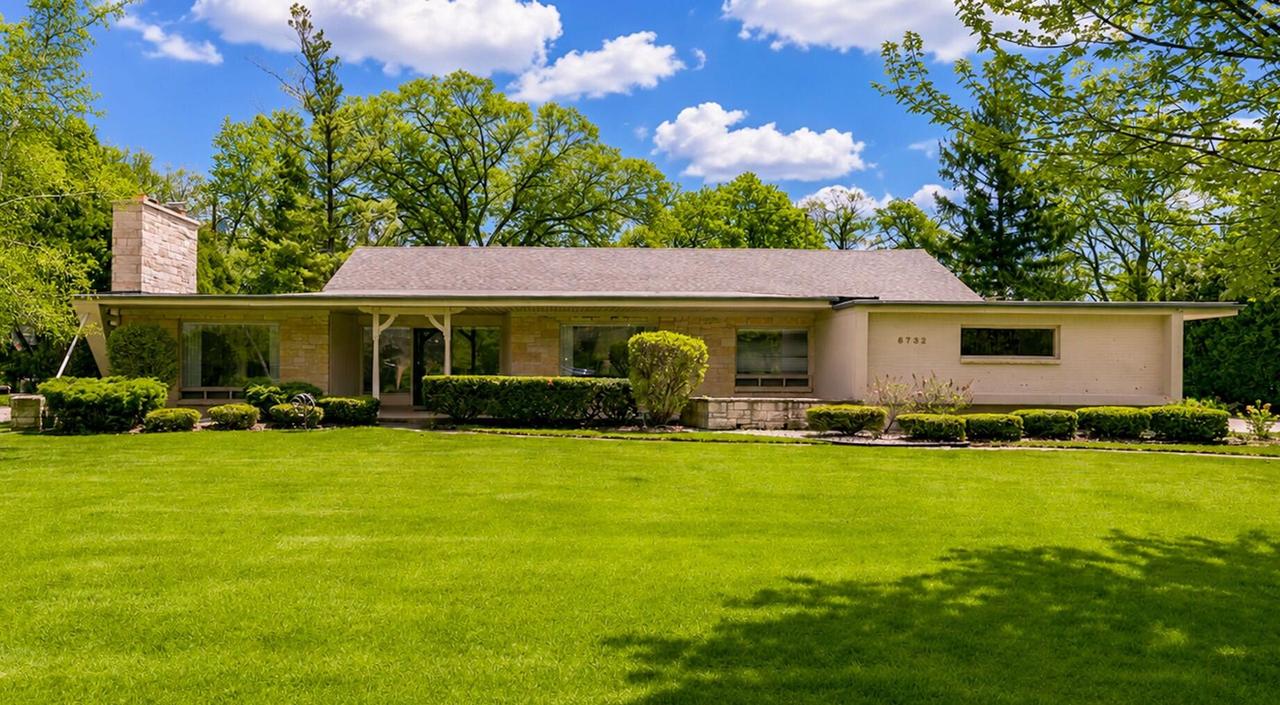 6732 N Holly Ct, Fox Point, WI 53217