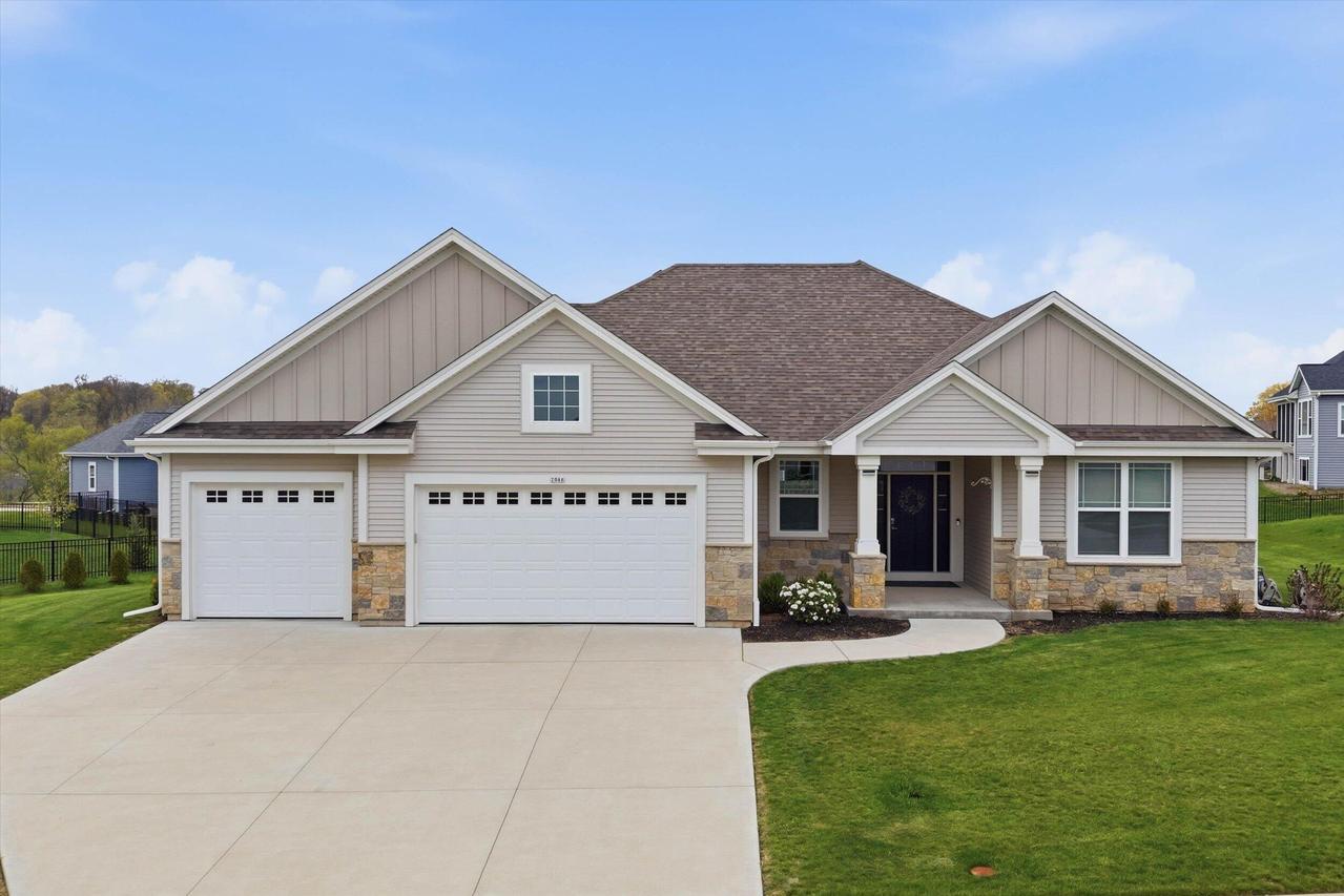 2046 E Omaha Dr, Grafton, WI 53024