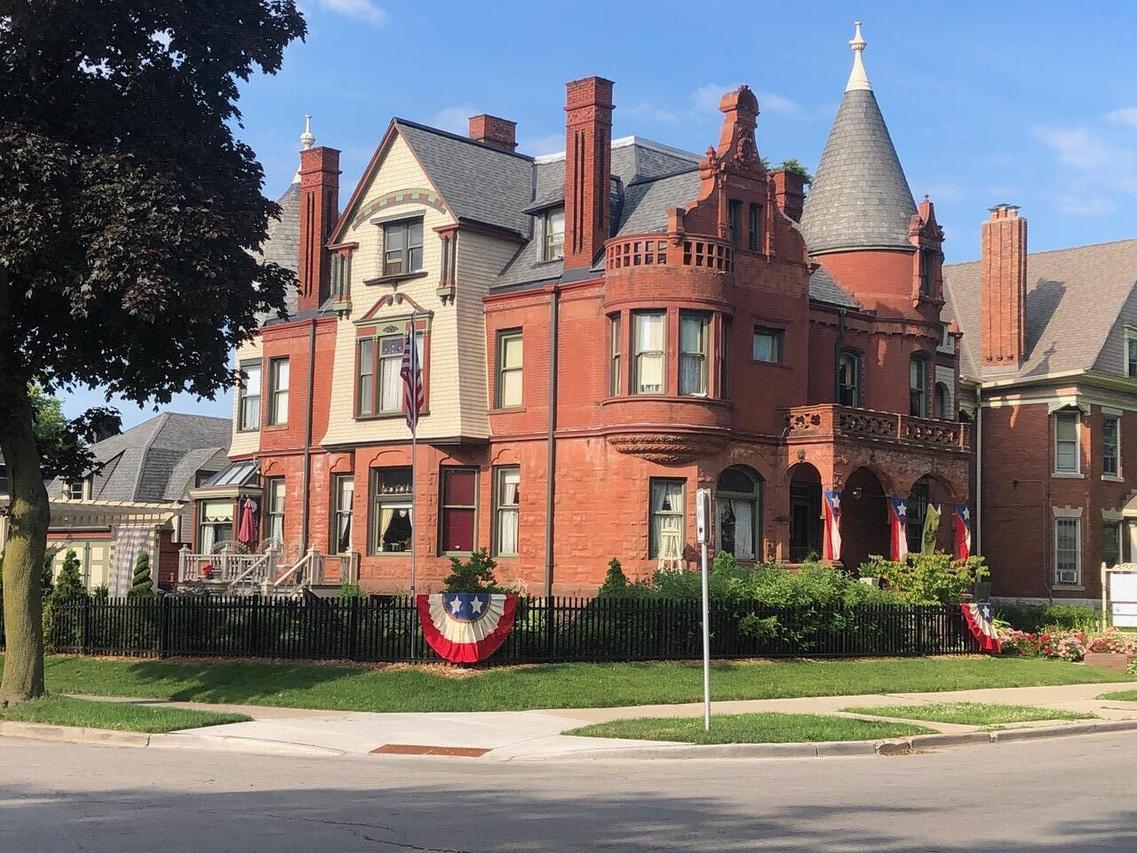 3209 W Wells St, Milwaukee, WI 53208