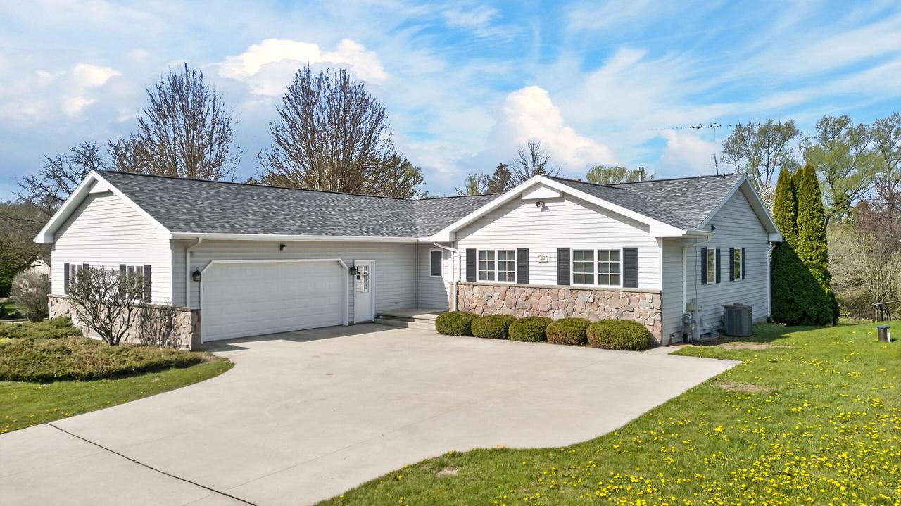 914 Hawthorne Dr, Howards Grove, WI 53083