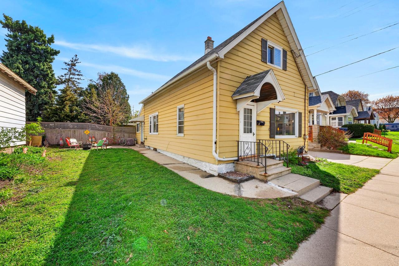 925 E Lincoln Ave, Milwaukee, WI 53207