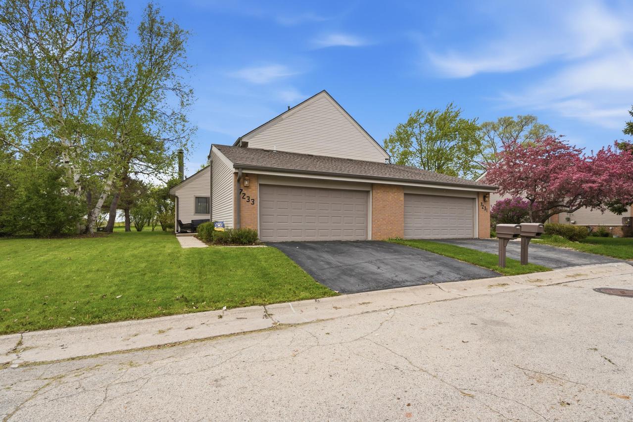 7233 S Delaine Dr, Oak Creek, WI 53154