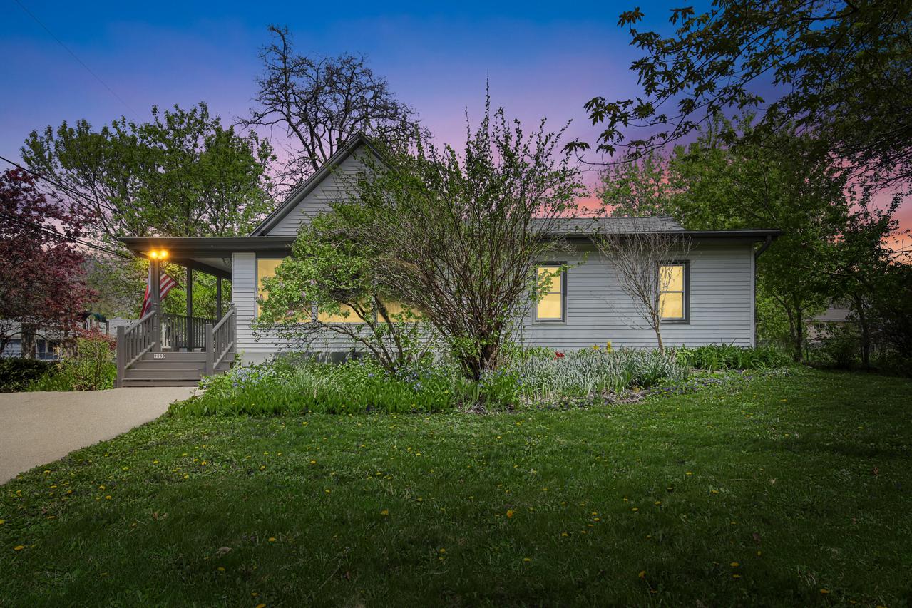 9080 S Chicago Ct, Oak Creek, WI 53154