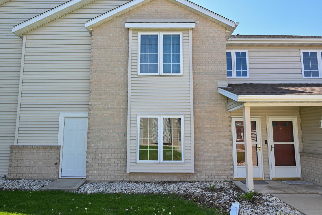 923 Prestwick #1, Waterford, WI 53185