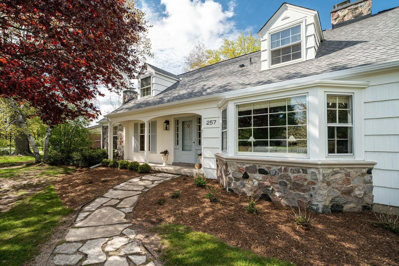 257 W Suburban Dr, Fox Point, WI 53217