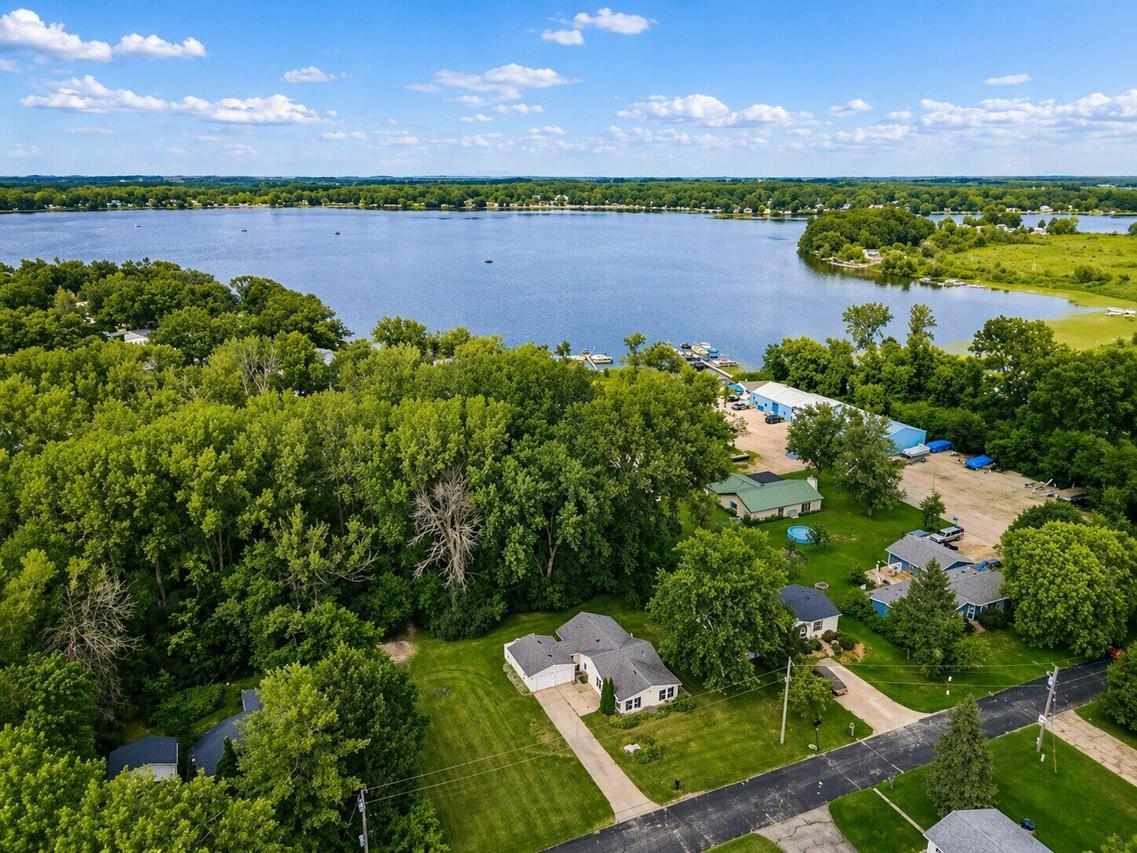W9370 Burr Ln, Oakland, WI 53523