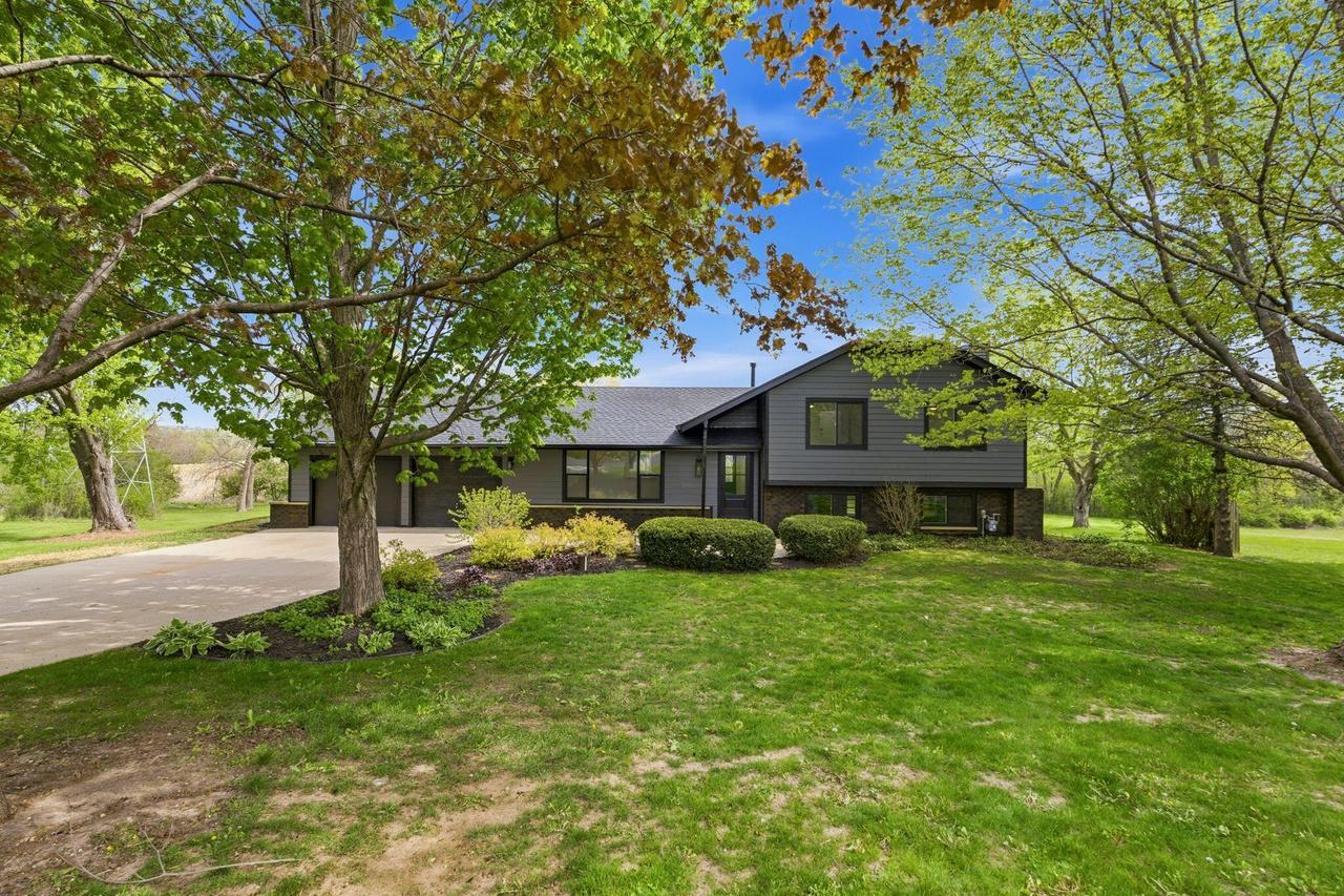W309S10340 Knoll Ct, Mukwonago, WI 53149