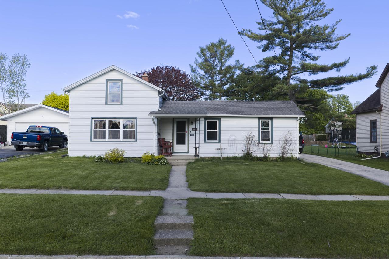 209 S Warren St, Watertown, WI 53094