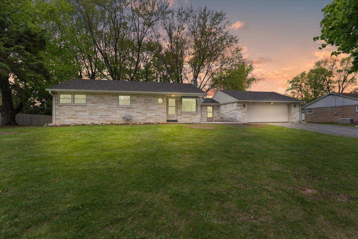 N69W13409 Harding Dr, Menomonee Falls, WI 53051