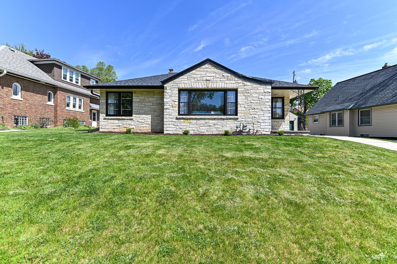 8628 N Glencoe Cir, Wauwatosa, WI 53226