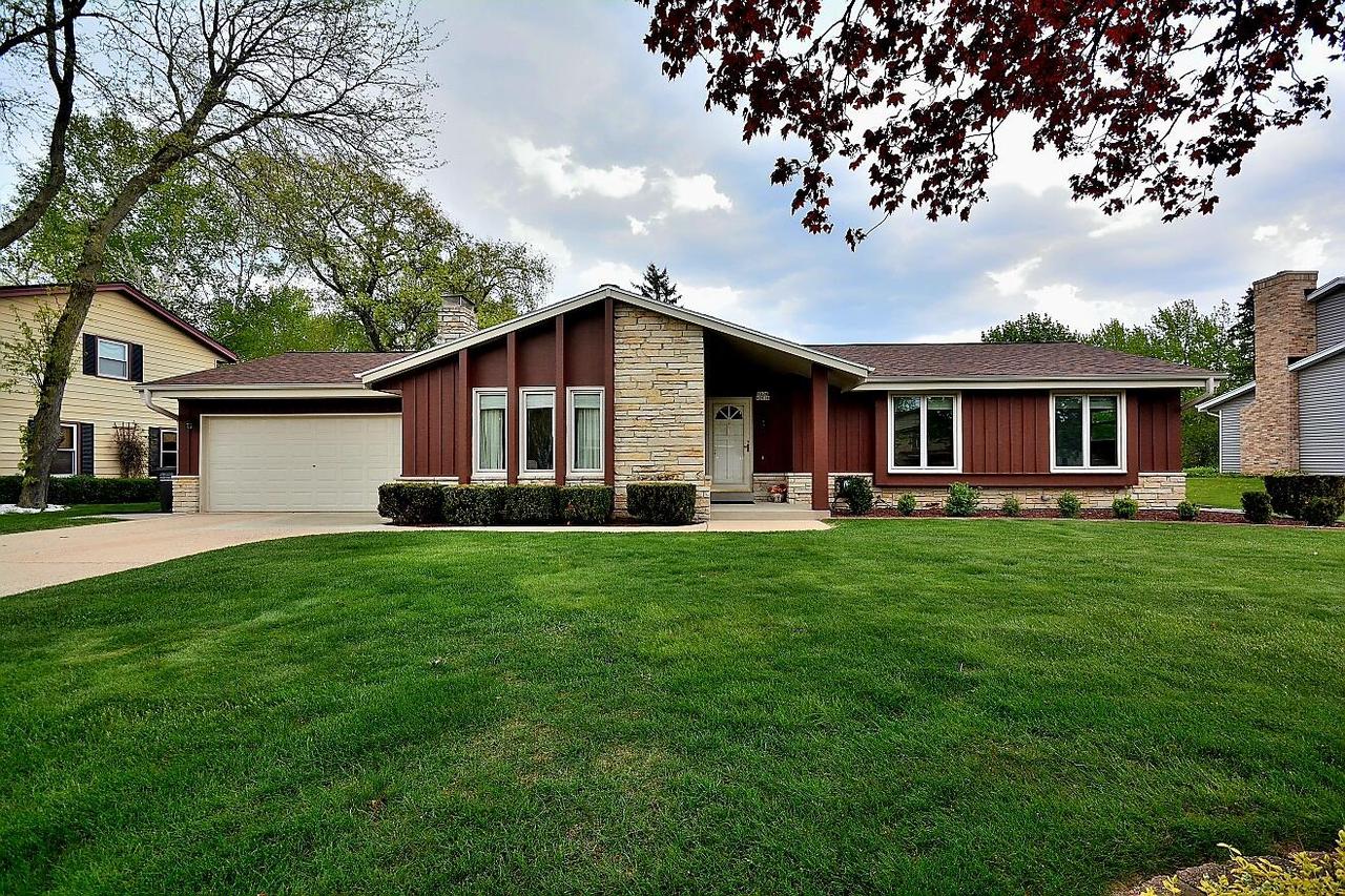 W224N2618 Ridgewood Ln, Pewaukee, WI 53186