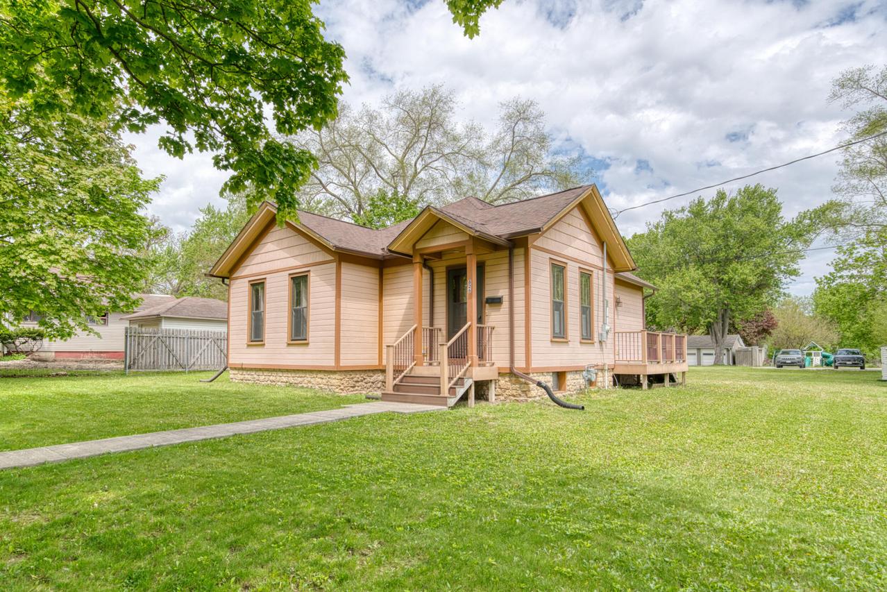 826 W Walworth Ave, Whitewater, WI 53190