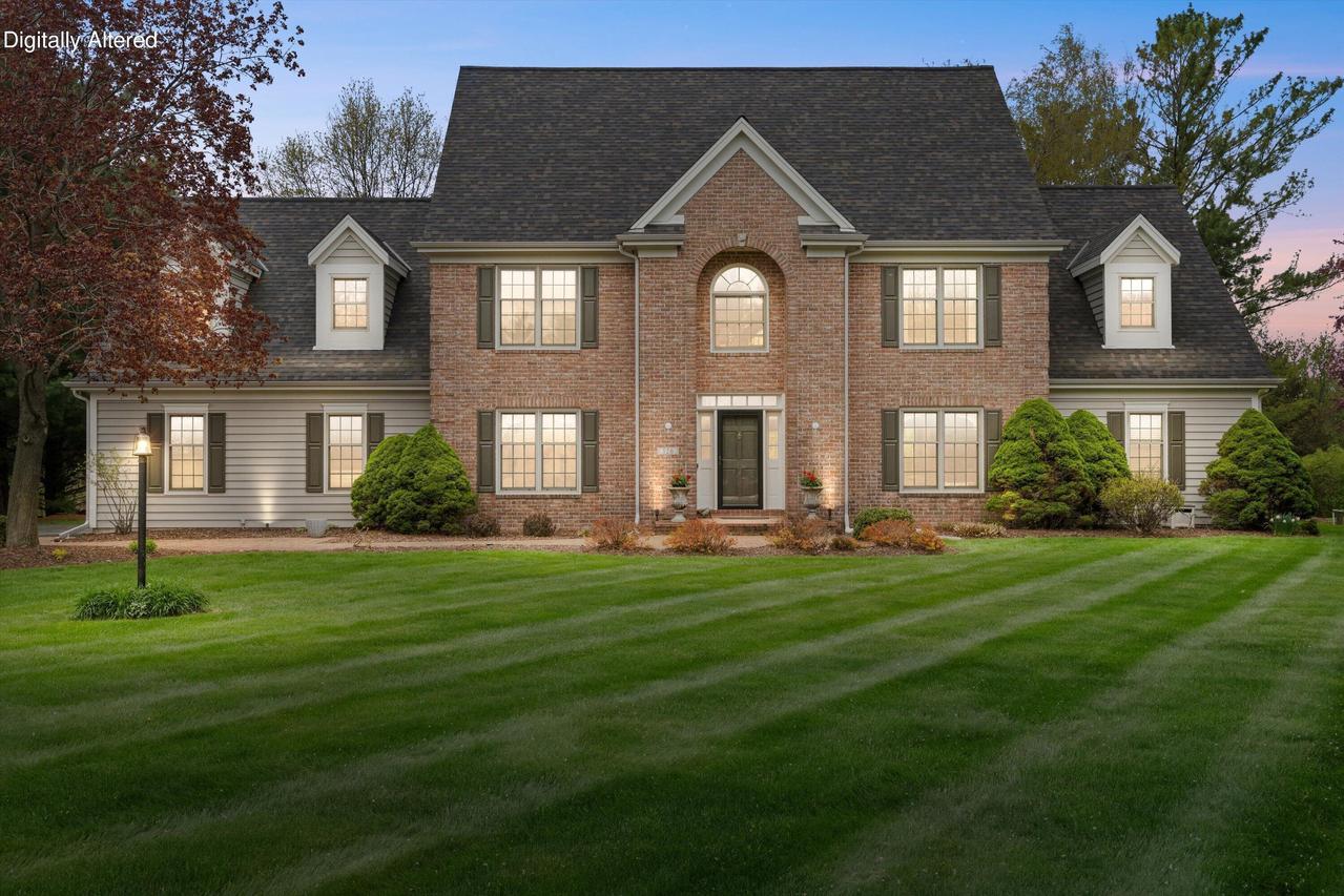 126 Hickory Dr, Delafield, WI 53018