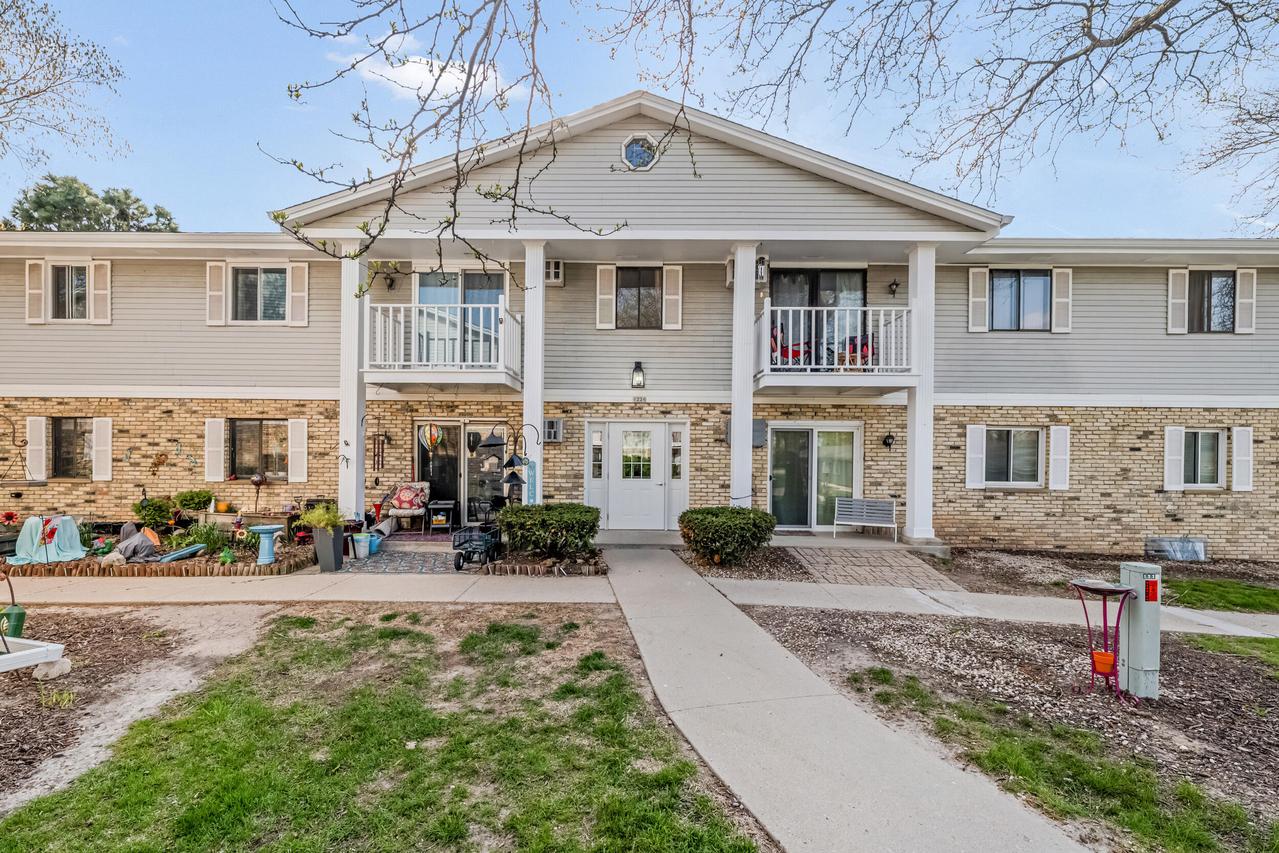 1226 E Decorah Rd #3, West Bend, WI 53095