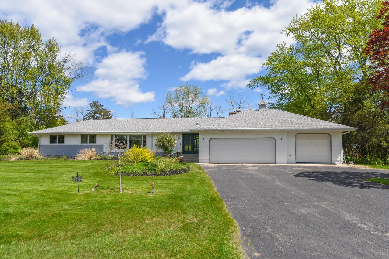 10232 N Greenview Dr, Mequon, WI 53092