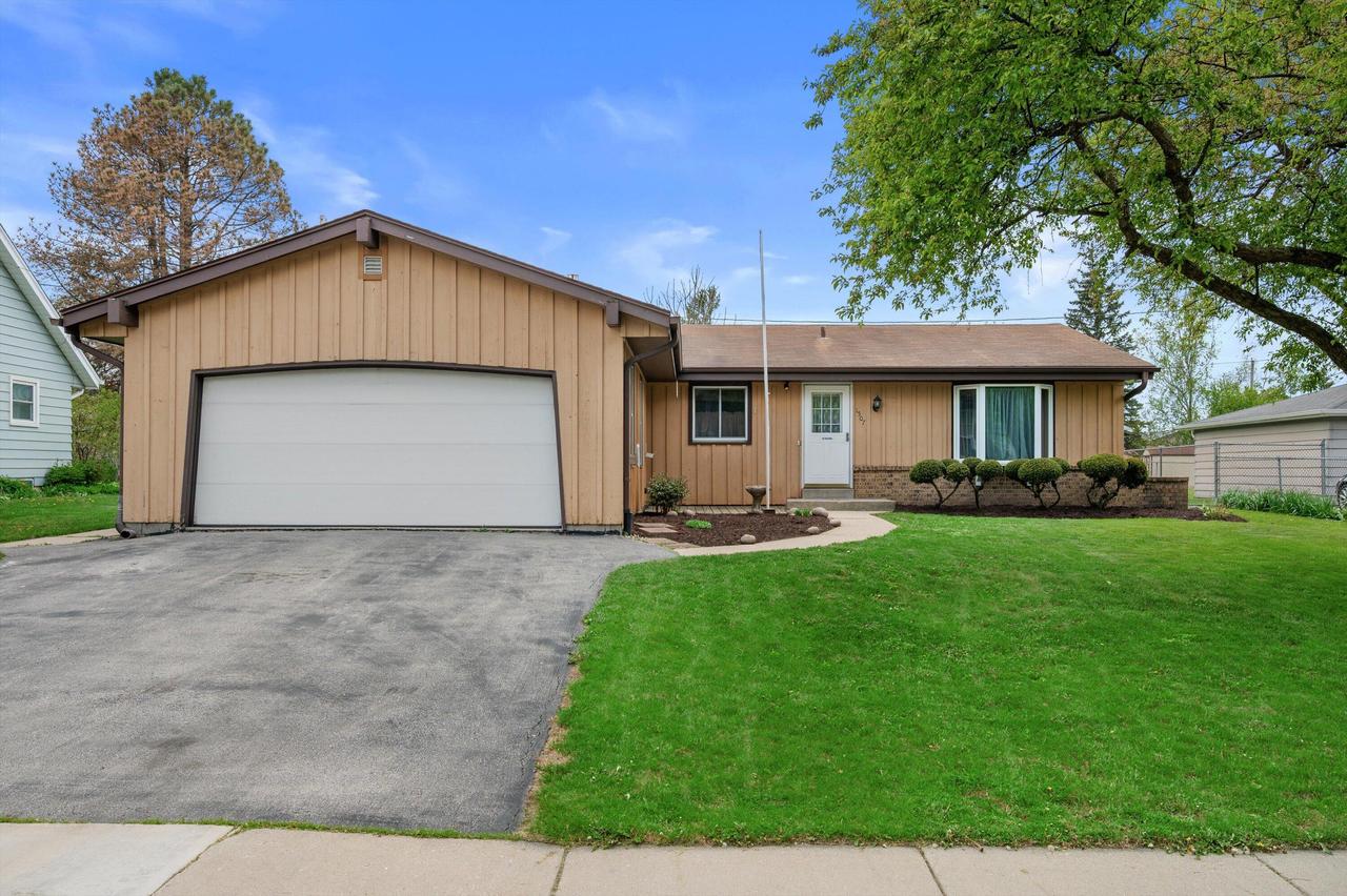 1507 Mohawk Ln, Waukesha, WI 53186