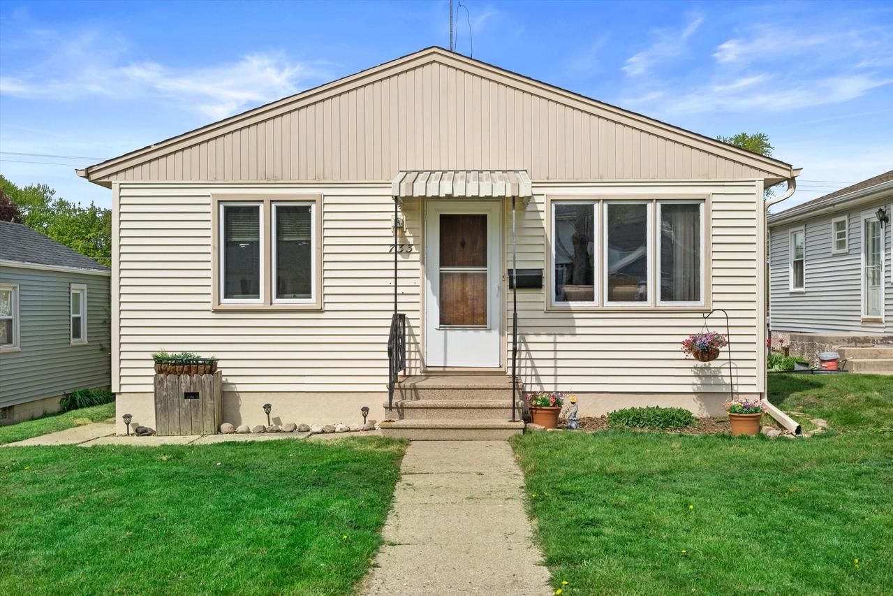733 S 101st St, West Allis, WI 53214