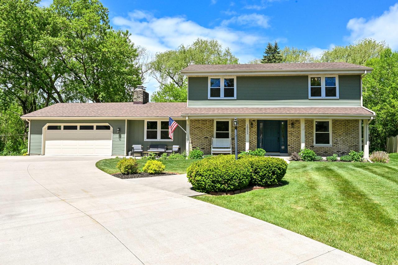 10333 N Versailles Ct, Mequon, WI 53092