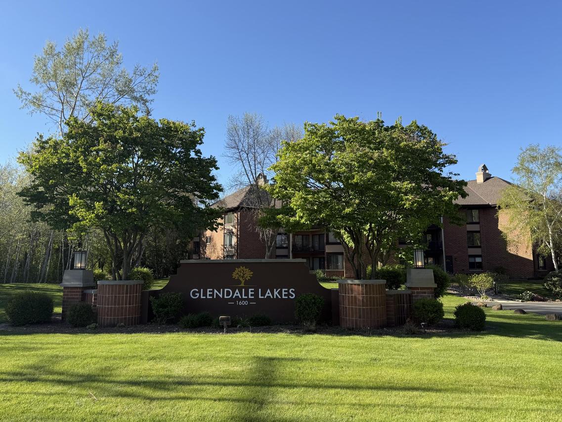 1600 W Green Tree Rd #225, Glendale, WI 53209