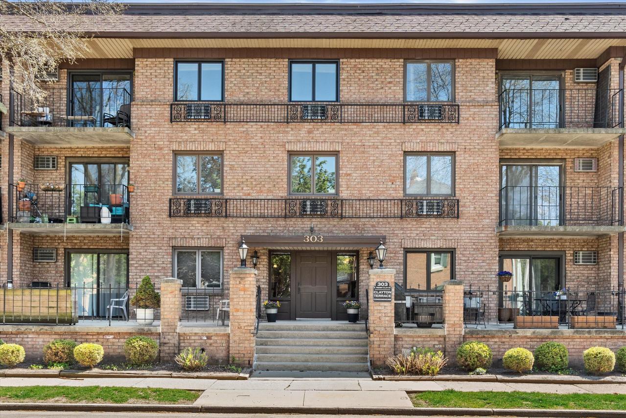 303 E Henry Clay St #104, Whitefish Bay, WI 53217