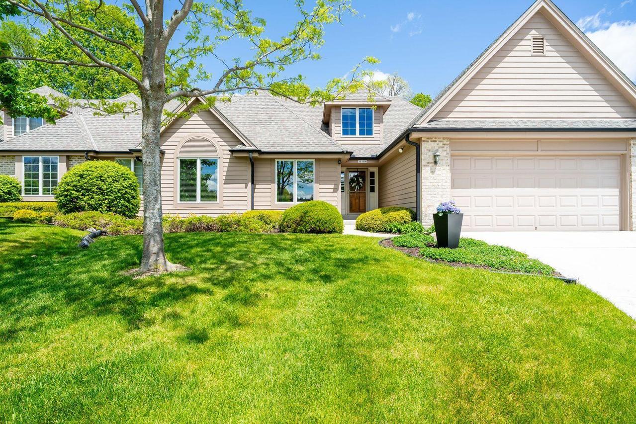 19190 Stonehedge Dr #B, Brookfield, WI 53045