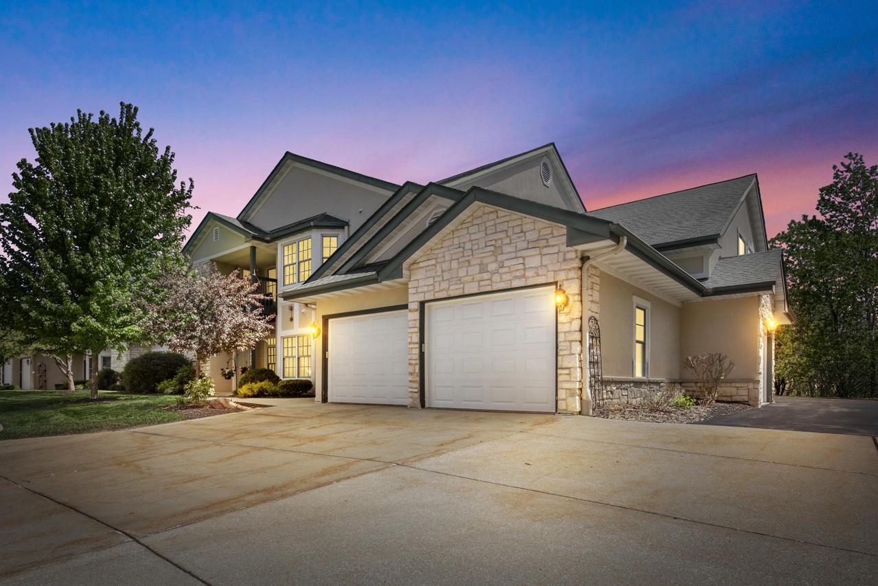 10210 W Deerwood Ln, Franklin, WI 53132
