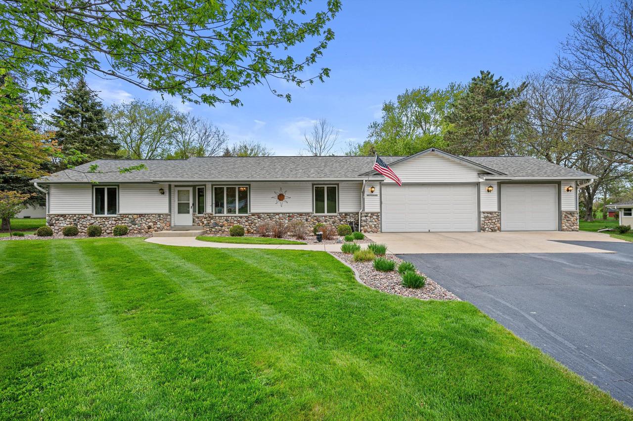 N65W28580 Fairlane Dr, Merton, WI 53029