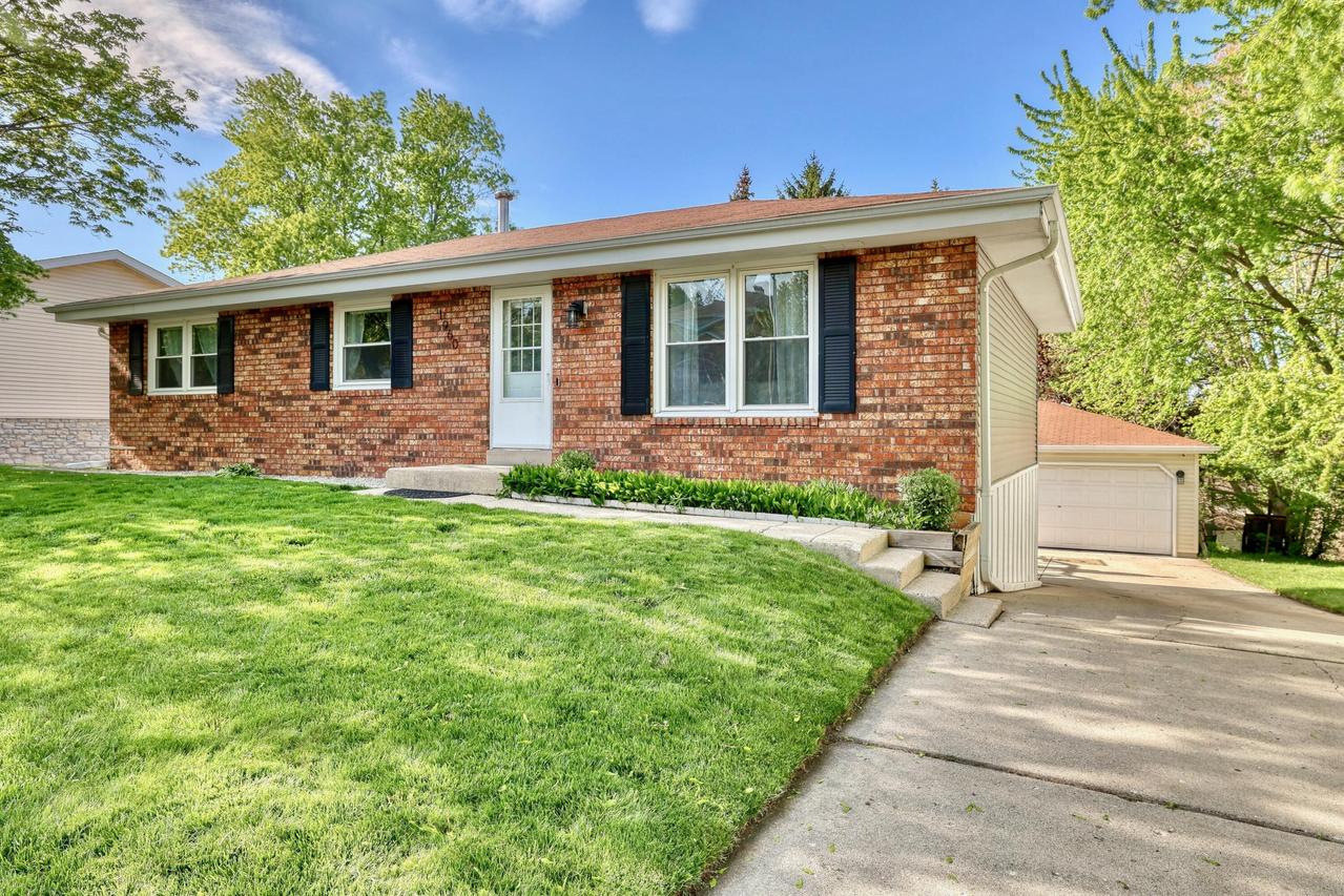 1960 Dixie Dr, Waukesha, WI 53189